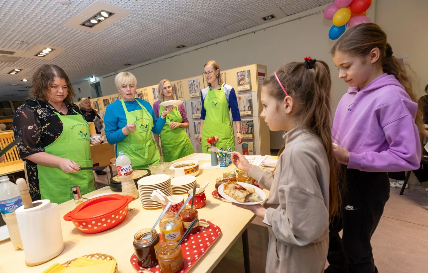 Sünnipäeval pakkusid raamatukogu töötajad külalistele pannkooke ning keelelisi ja kirjanduslikke mänge.