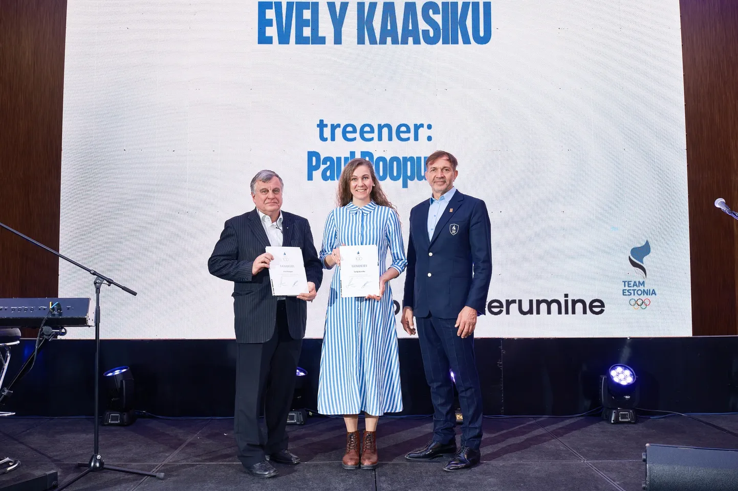 Mullune Euroopa meistrivõistluste hõbemedali omanik Evely Kaasiku (keskel) koos treener Paul Poopuu (vasakul) ja Eesti olümpiakomitee presidendi Urmas Sõõrumaaga.