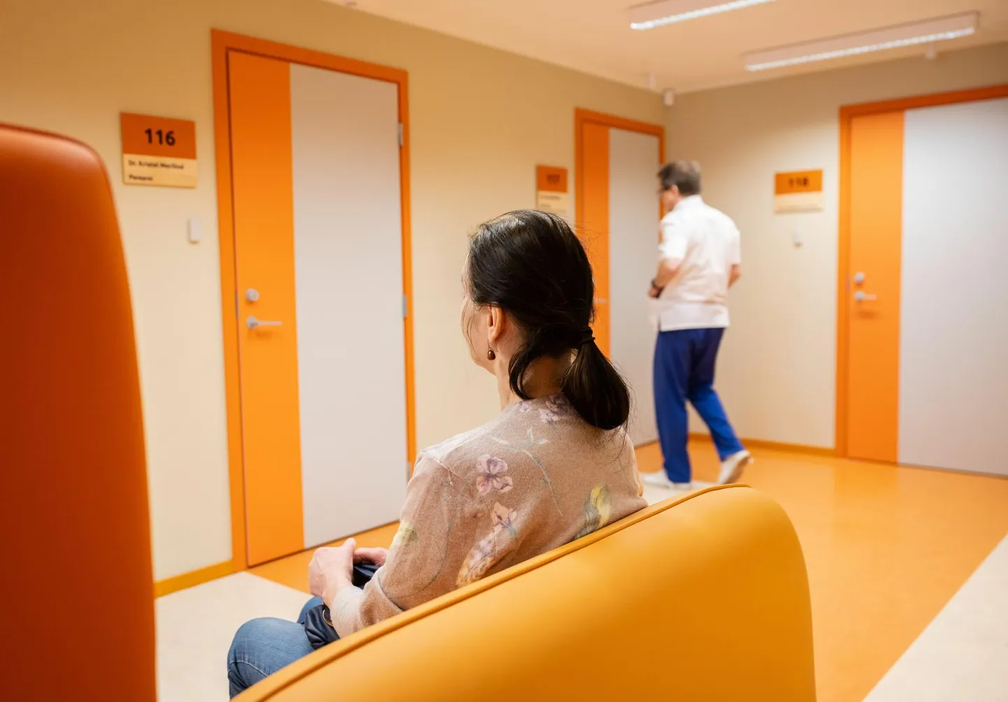 Perearsti visiiti ootav patsient Tallinnas Nõmme tervisekeskuses.