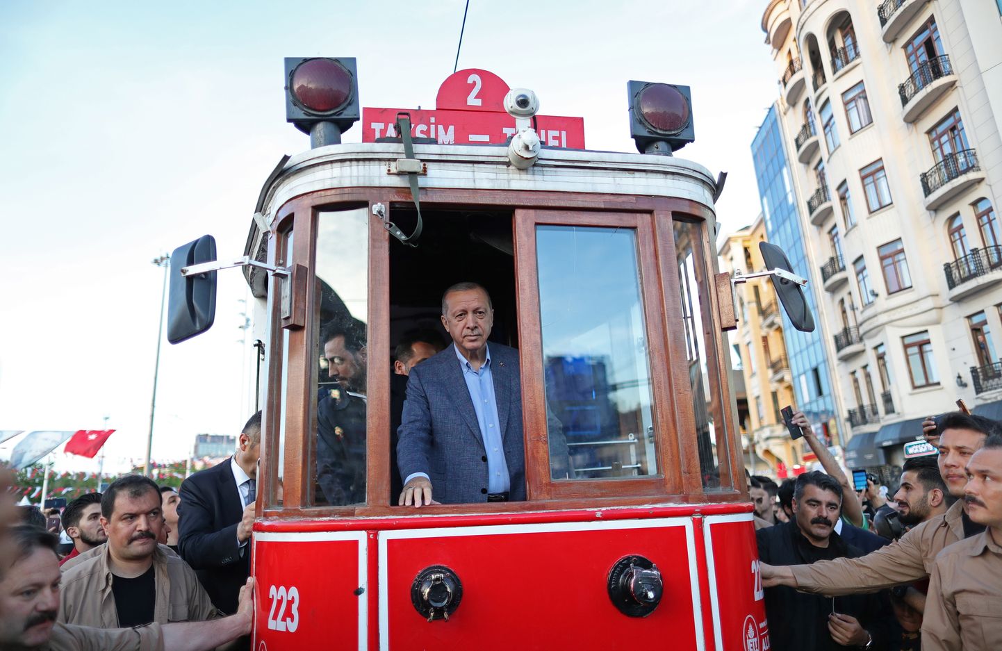 Türgi president Recep Tayyip Erdoğan 12. mail trammi juhtimas.