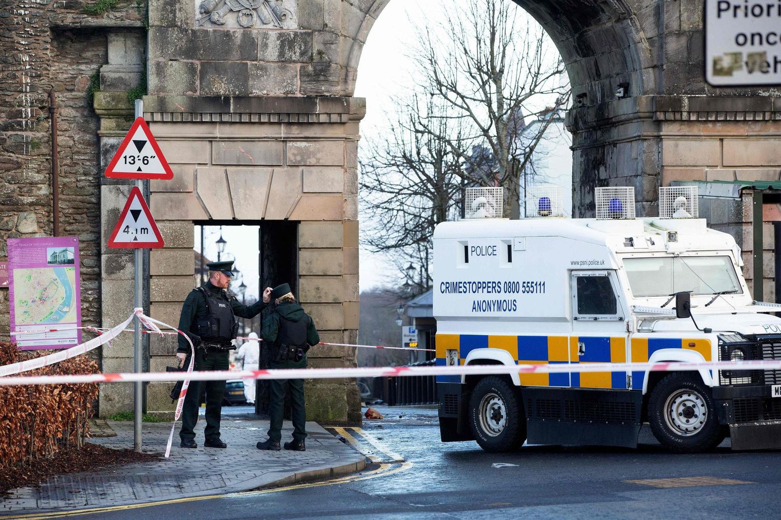 Politseinikud möödunud aasta jaanuaris Derrys autopommiplahvatuse toimumispaigas. 