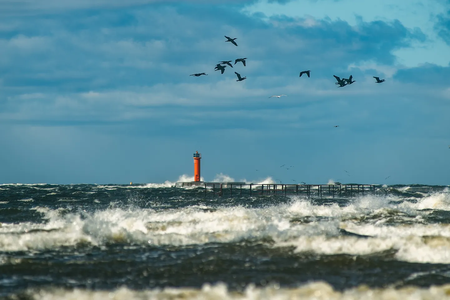 Foto: Spēcīga vēja un viļņu ieskauts Mangaļsalas mols