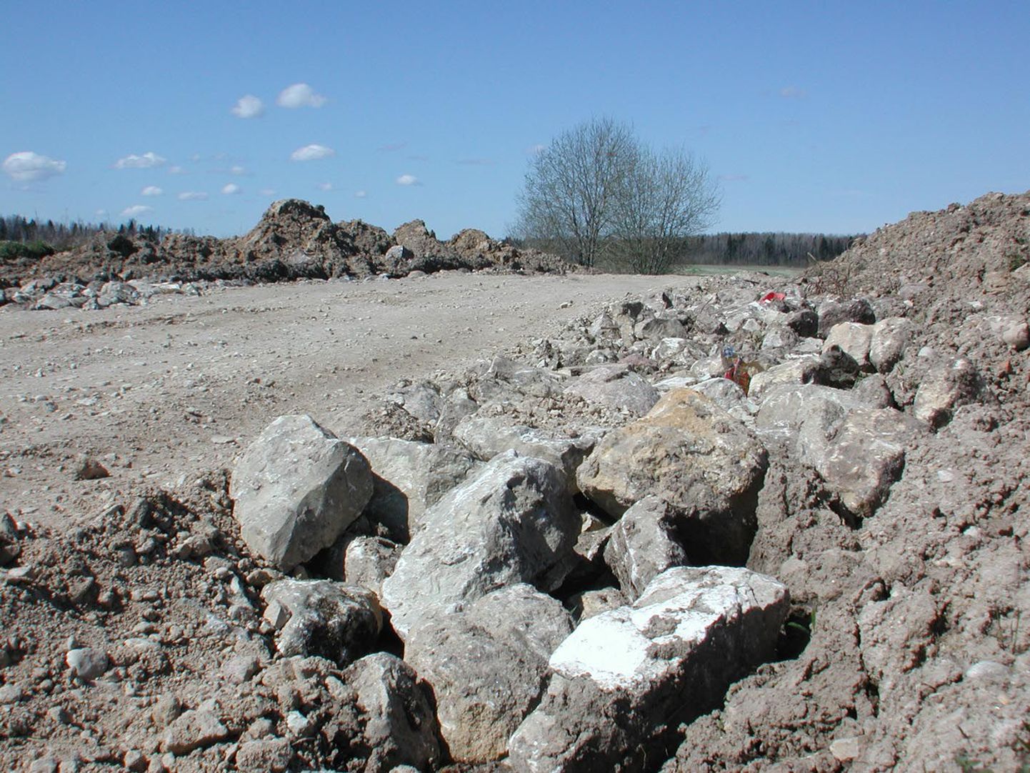 Türi valla taluniku Virve Eespere maalt võetud kivid paistavad veel teepervest välja, kuid Turgel Grupp ei pea õigeks hakata neid üles kaevama, vaid pakub Eesperele  teisi kive vastu.