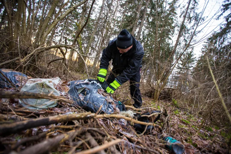 Kadunud meest otsima läinud kadrinlane leidis raudtee äärest hoopis prügikrati jäljed.