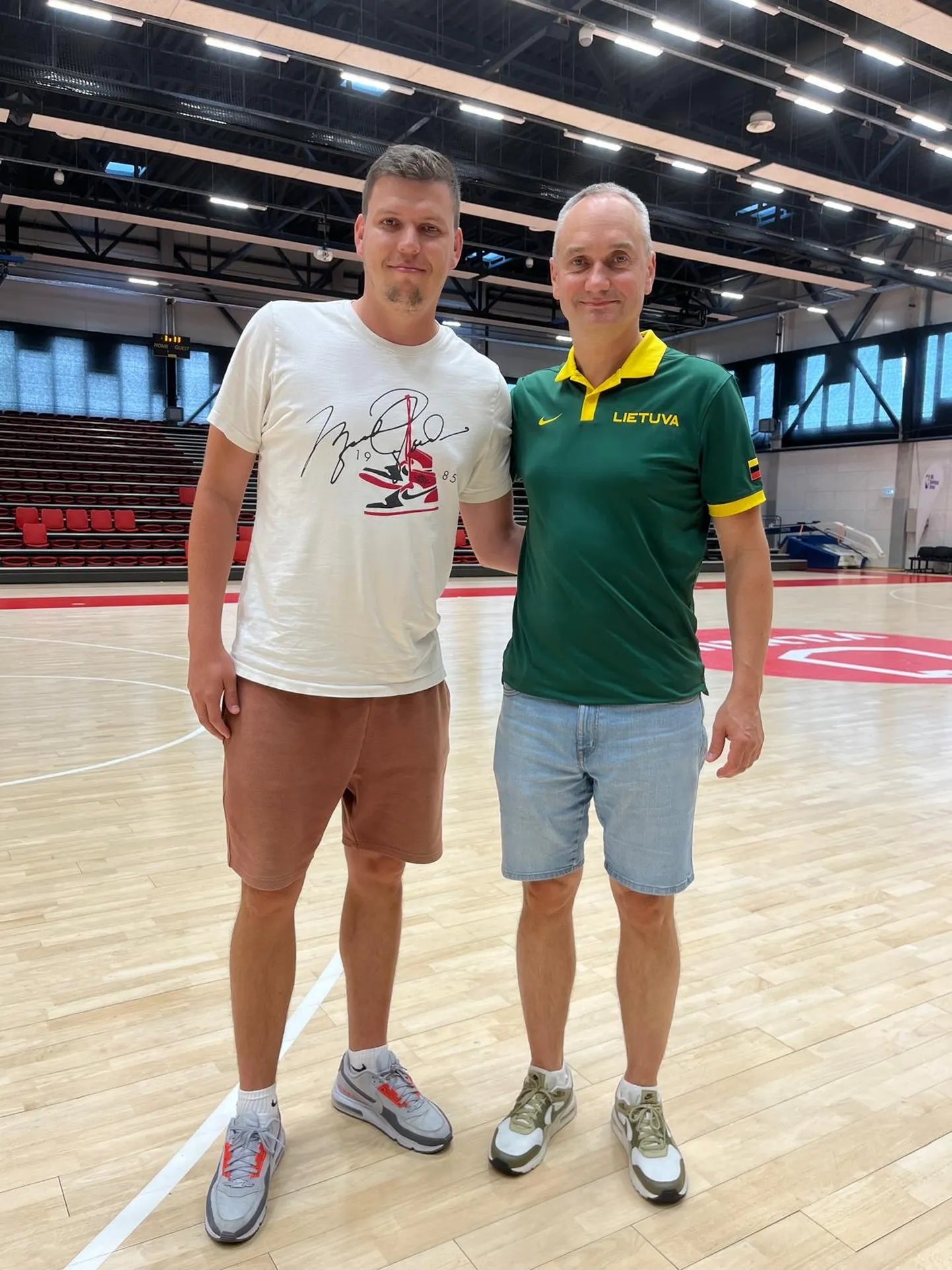 Kristjan Evart koos Leedu korvpalliliidu presidendi Mindaugas Balčiūnasega.