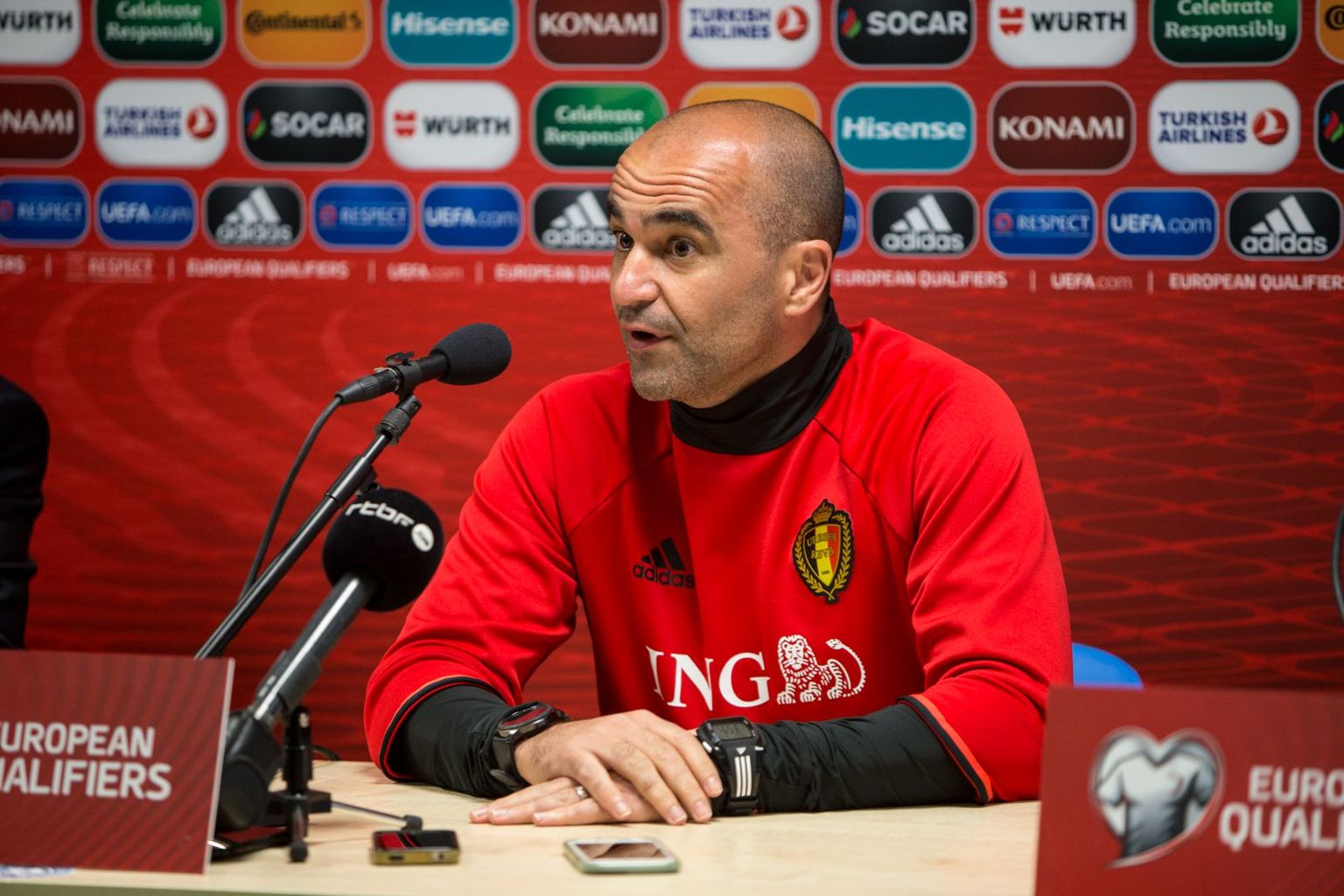 Belgia koondise peatreener Roberto Martinez mängueelsel pressikonverentsil.