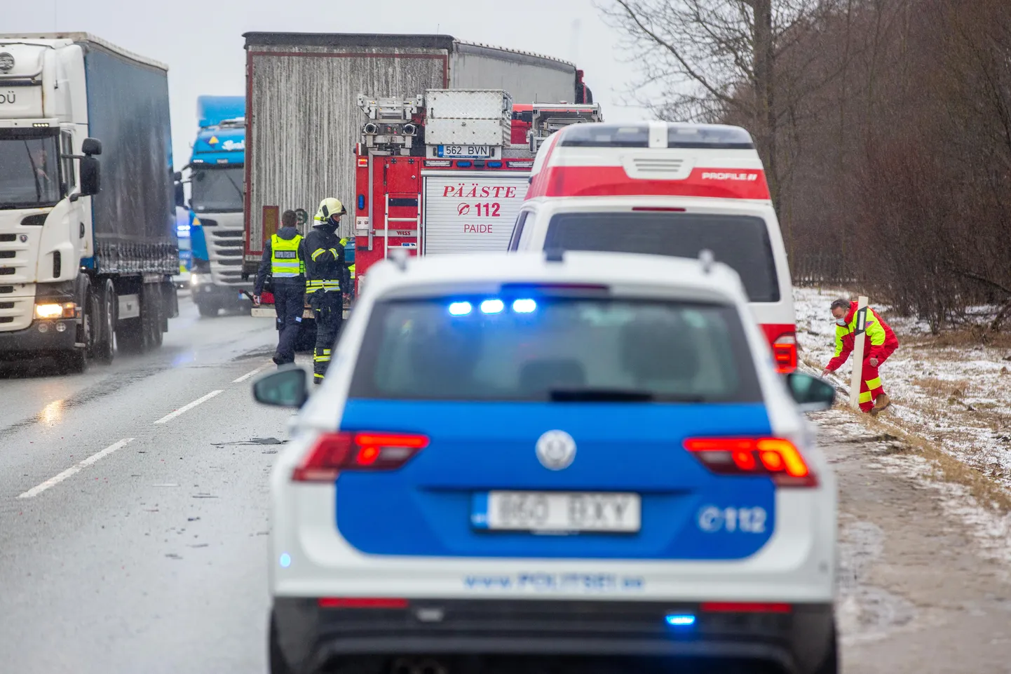 Politsei kiirabi ja päästeauto.