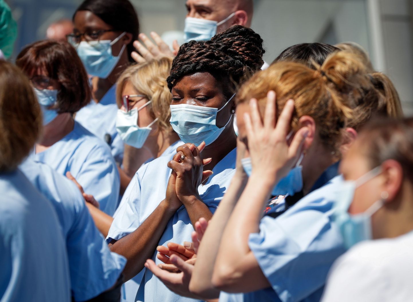 Brüsselis asuva haigla töötajad leinasid juuni lõpus koroonaviirusesse nakatumise tagajärjel surnud kolleegi.