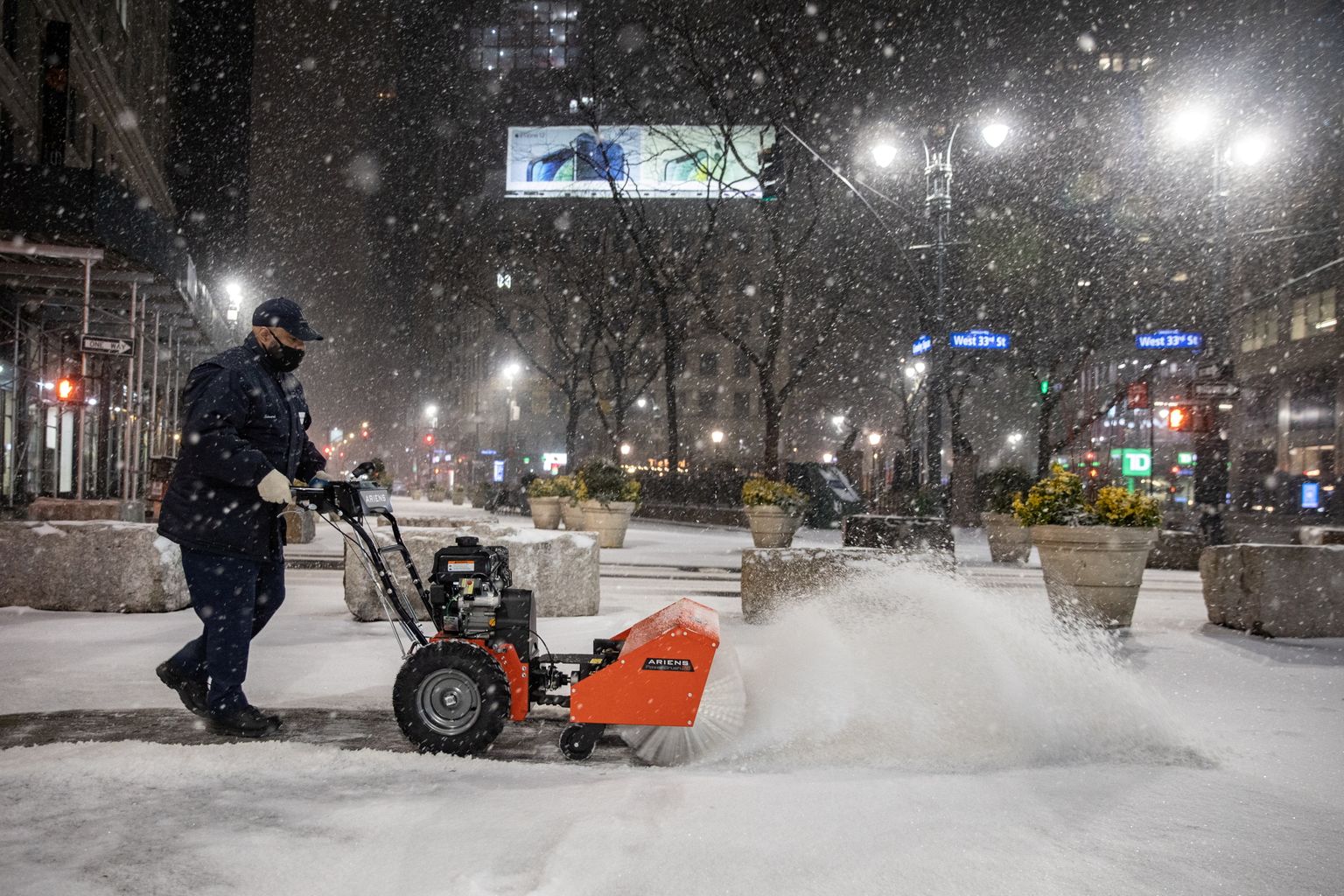 New Yorki saabus 31. jaanuaril lumetorm. Pildil kõnnitee puhastamine Manhattanil lumest