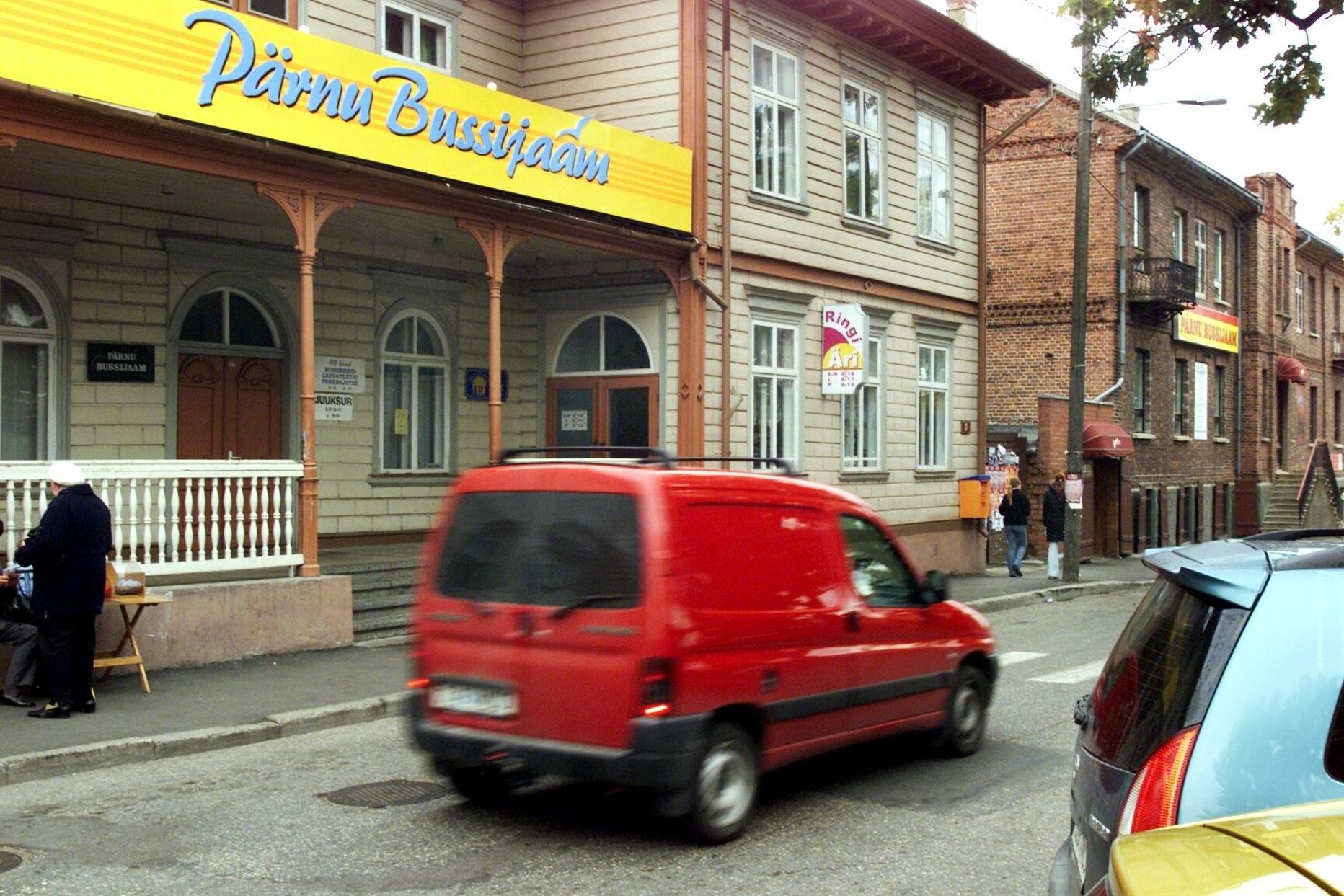 Pärnu bussijaamale tekkis kaugele nähtav silt siis, kui ­kõrvalmajas Ringi 1 võttis koha sisse Taisto Pärnu bussijaam ja ennast vastavalt reklaamis. 3. oktoober 2002.
