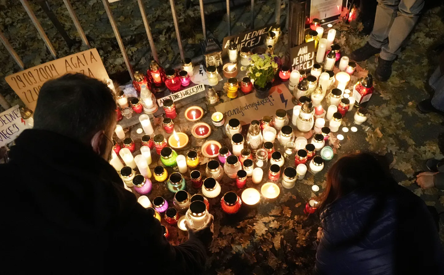 Inimesed süütavad küünlaid septilisse šokki surnud naise mälestuseks