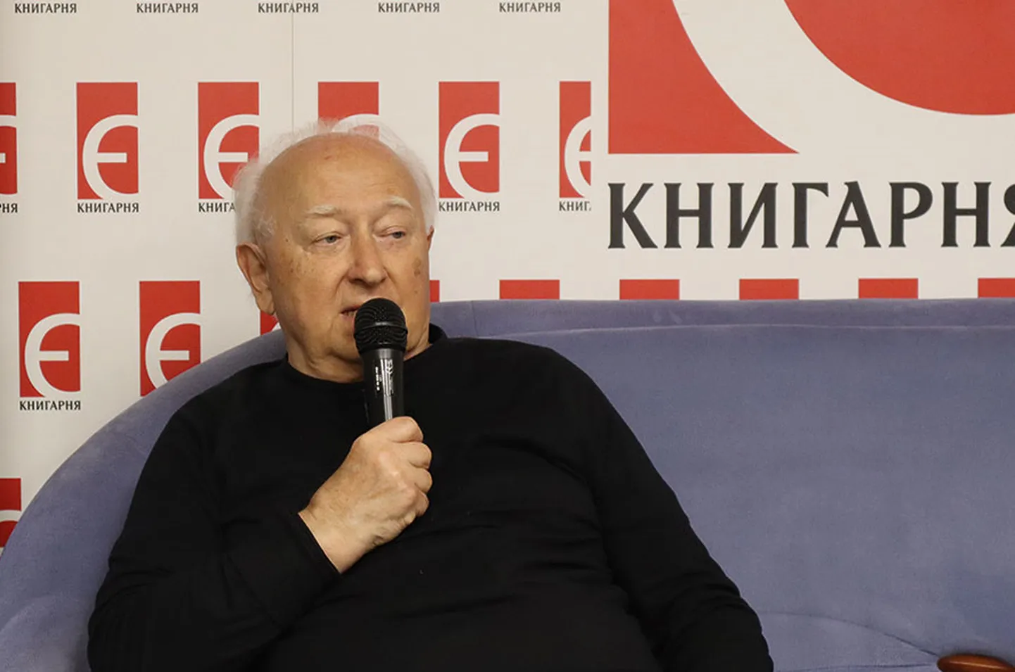 Украино-американский поэт Юрий Тарнавский на презентации своих книг.