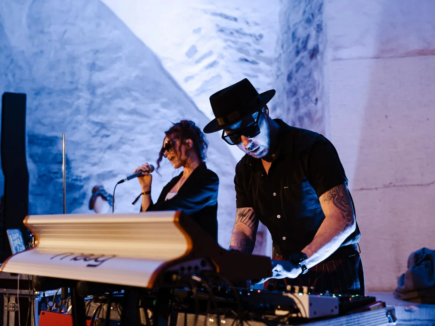 Vene futuristid tõlgitakse moodsasse IDM-keelde: Aleksandr Žedeljov ja Marika Otsa ehk antud juhul Modulshtein feat. MariQ sügisesel Station Narva festivalil plaadi «The Whisper of Muffled Lyres» kava esitamas.
