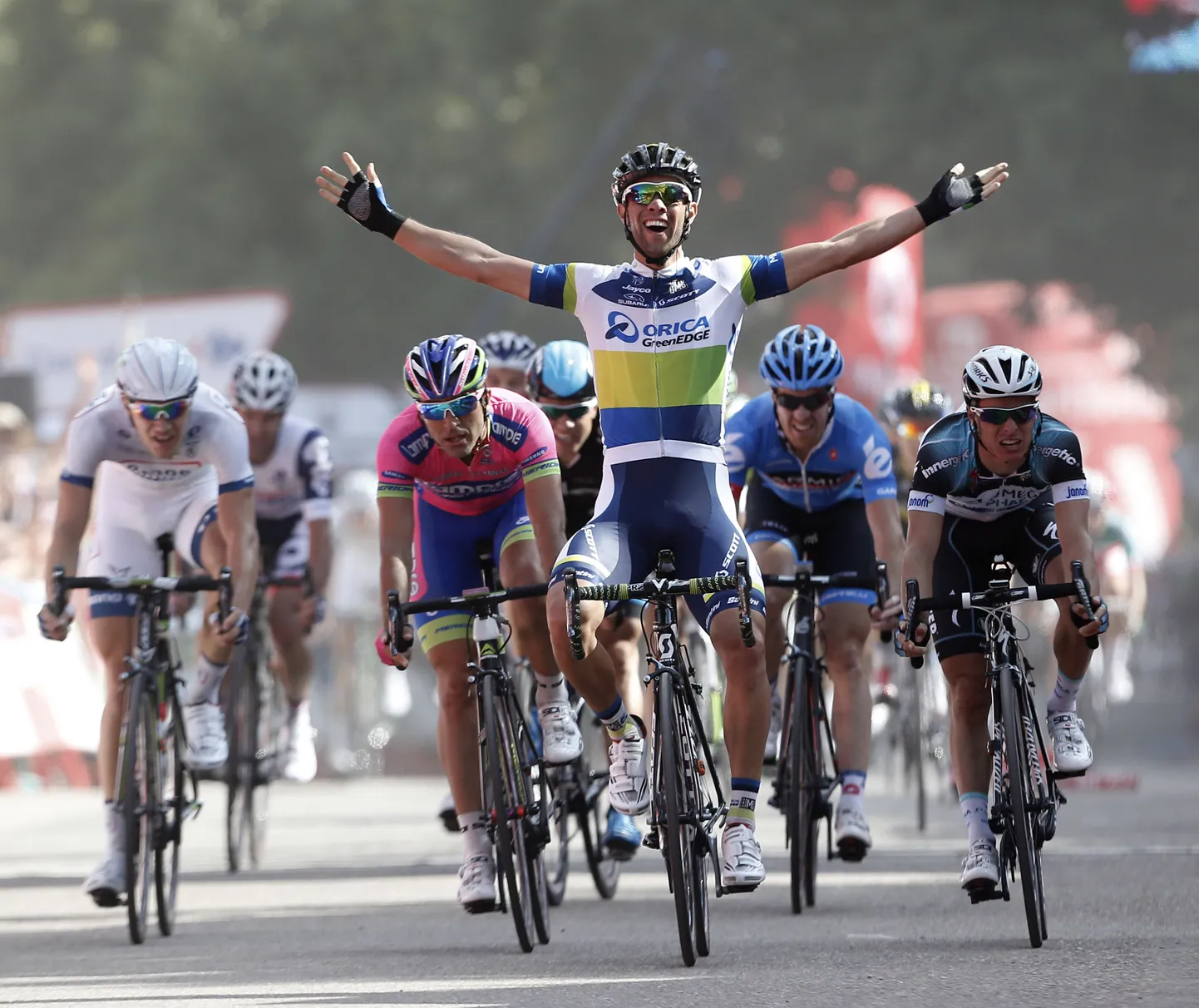 Michael Matthews (esiplaanil) võitis Vuelta viienda etapi.