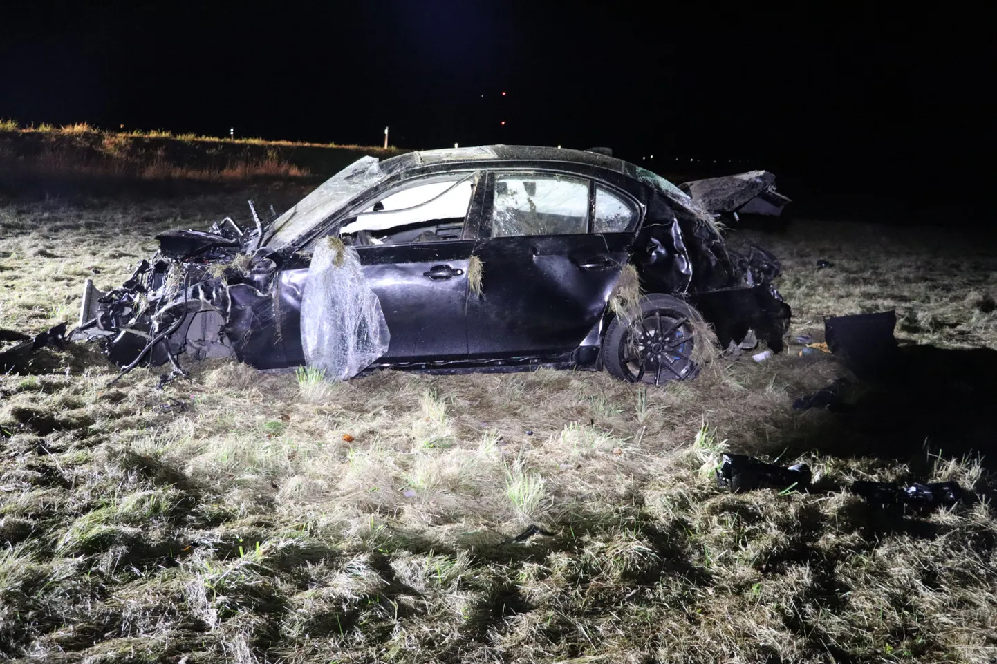 Vasulas kaotas kolmapäeva õhtul autojuht BMW üle kontrolli, sest tema sõnul jooksis autole ette metsloom. Sõiduk kaldus teelt välja ja rullus üle katuse põllule.