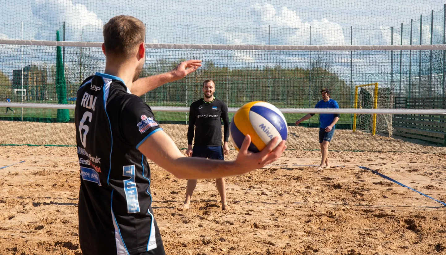 Rannakeskus avas esmaspäeval uue võrkpalliväljaku A. Le Coqi spordimaja kõrval. Pallitrenniga tegi algust näiteks Eesti rahvusmeeskonna nurgaründaja Kristo Kollo ja võrkpallur Martin Ruul (seljaga).