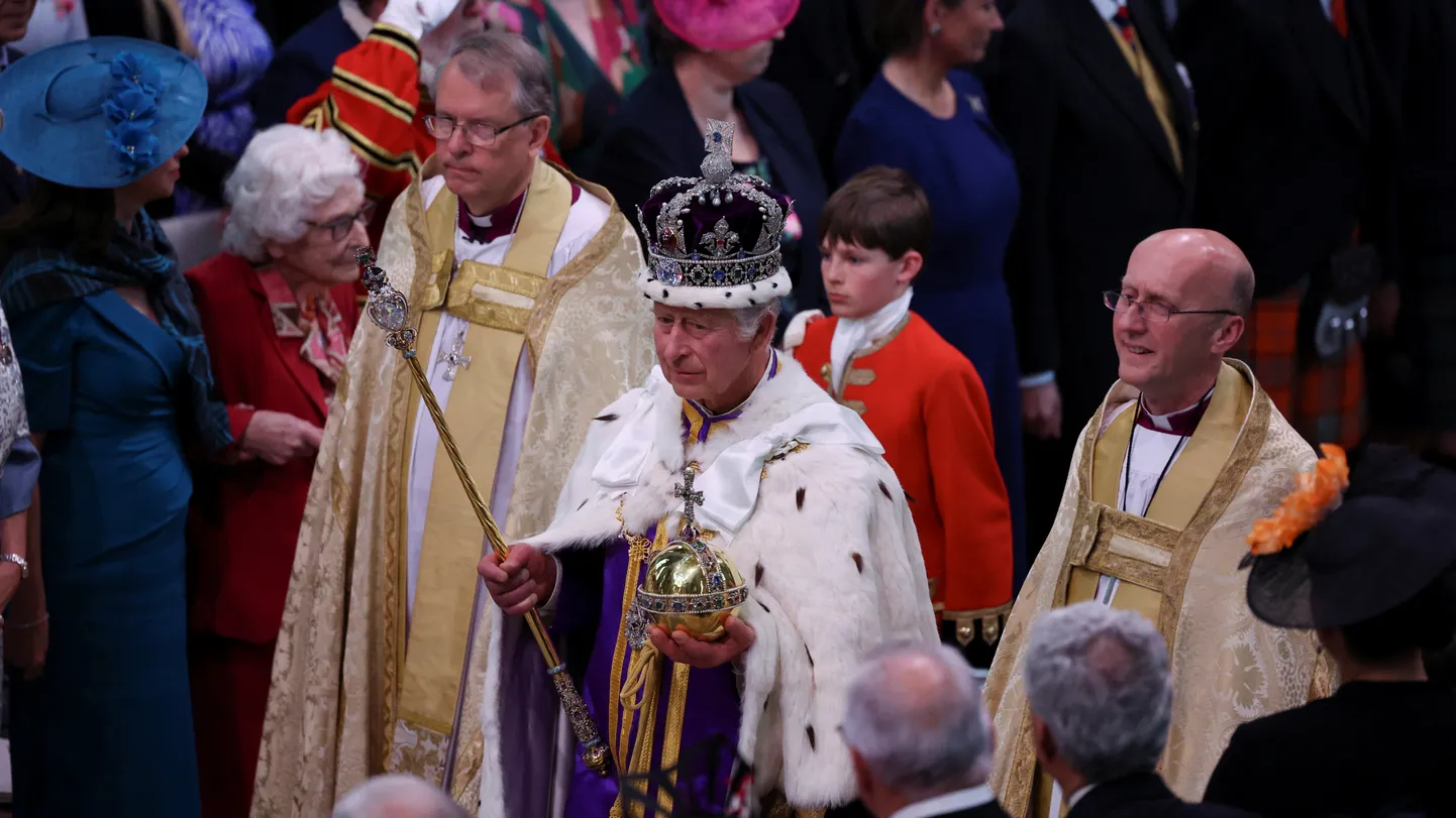 Kuningas Charles III pärast kuningaks kroonimist Westminister Abbeyst lahkumas.