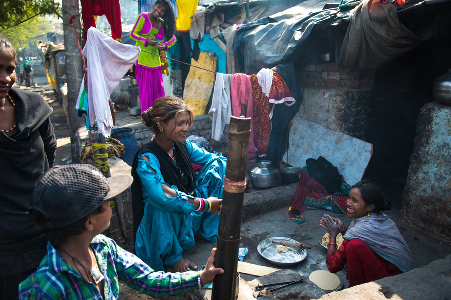 India naiste kodutööd: pesu pesemine ja toiduvalmistamine kõrvuti