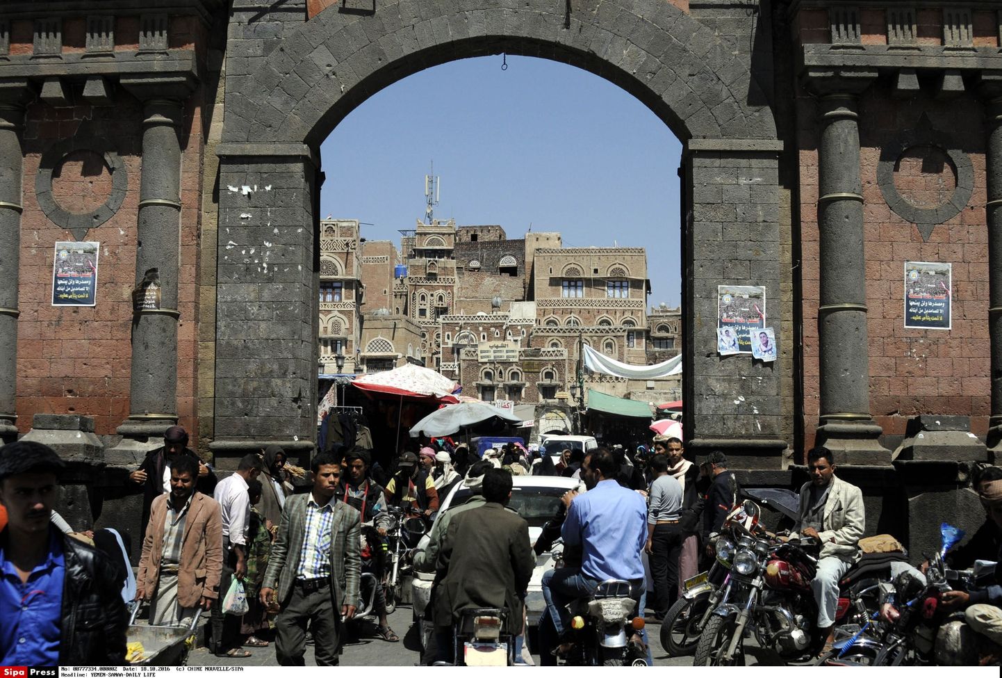 Tunglemine pealinna Sanaa vanalinnas asuval turul.