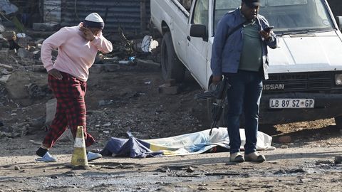 Johannesburgi massitulistamises suri 12 inimest, politsei ot