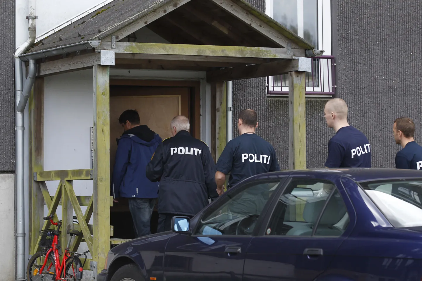 Taani politseinikud eile Kopenhaageni äärelinnas Herlevis sisenemas kortermajja.