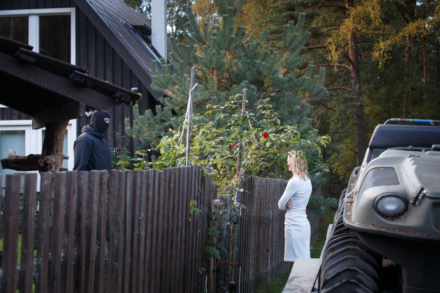 Parim uudisfoto. Kaitsepolitseinikud on Tallinna linnapea häärberi ümber piiranud ning käib läbiotsimine. Altkäemaksuvõtmises kahtlustuse saanud Edgar Savisaarele elab aia tagant kaasa Siret Kotka.