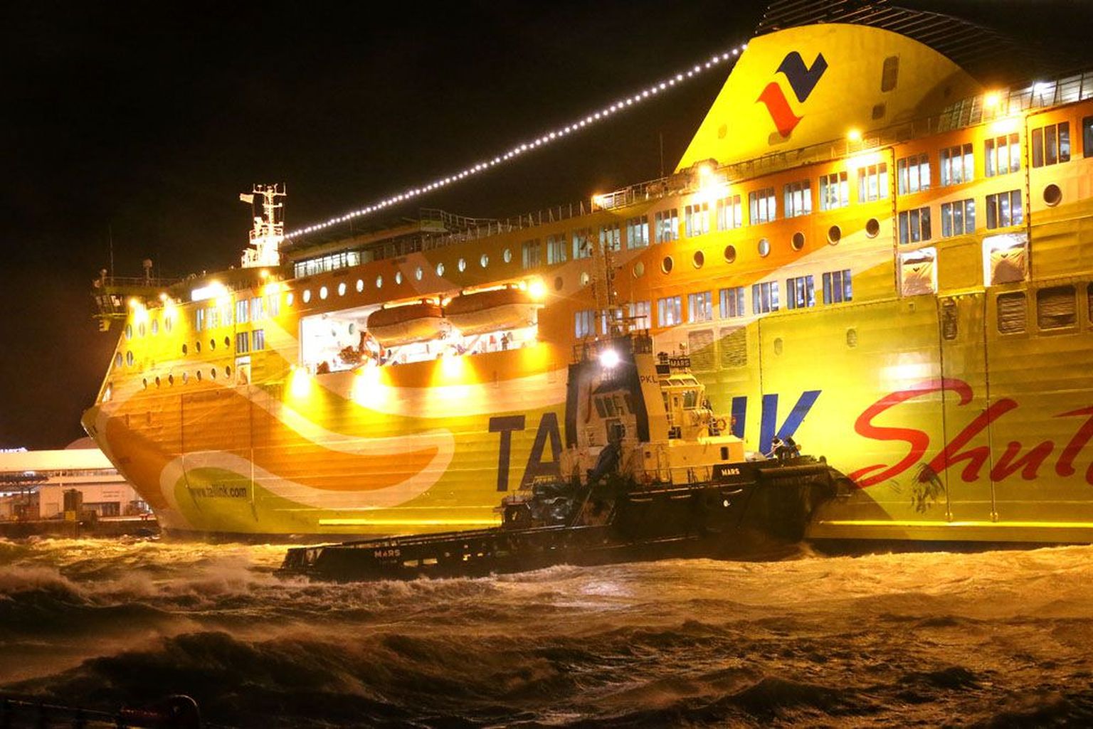 Tallink Superstar pääses Vanasadamasse sisse ja püsis kai ääres vaid tänu teda saatnud puksiiralusele.