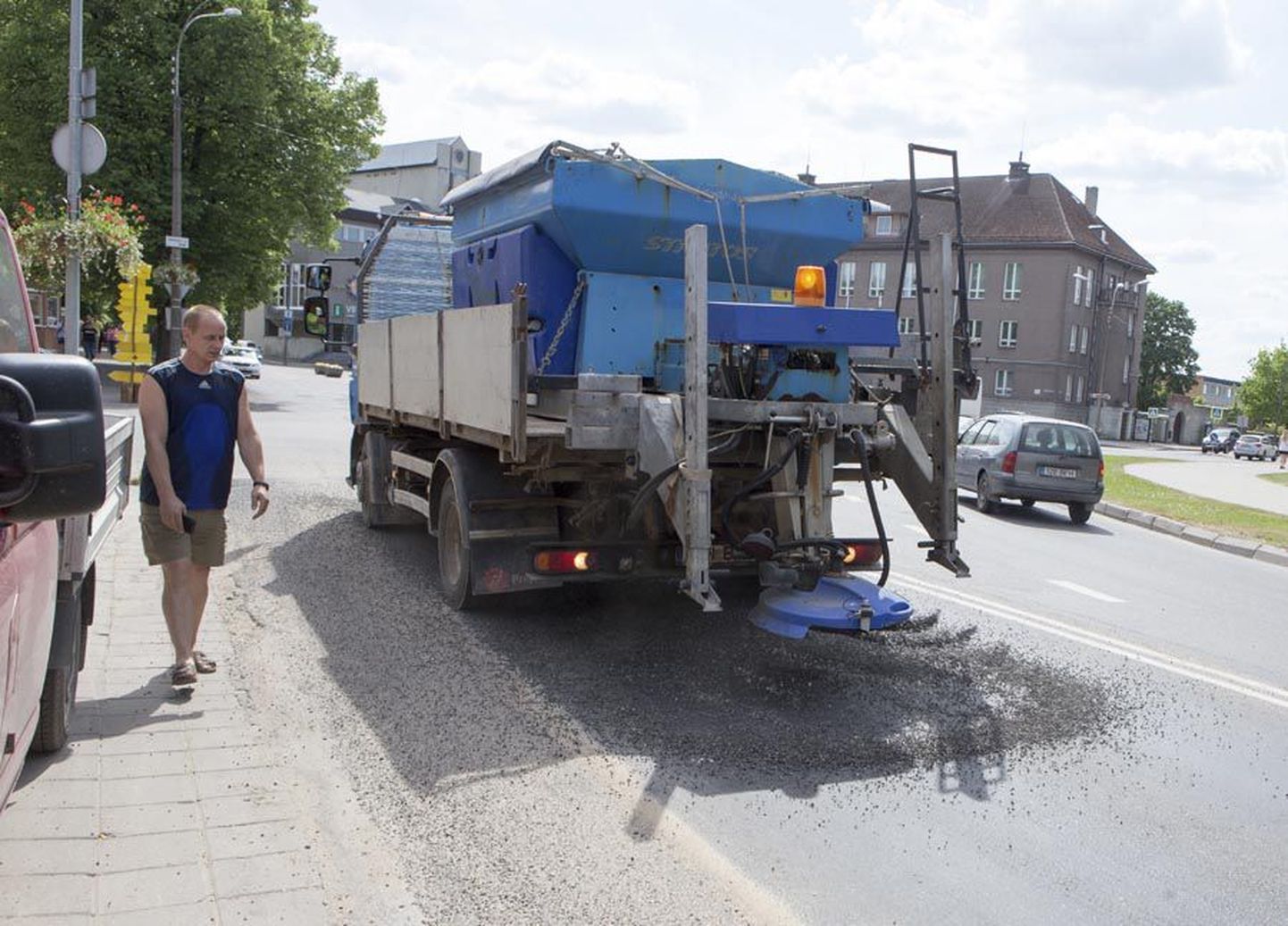 Kui eile sai Tallinna tänav pigi tõrjumiseks killustikku, siis kaks varasemat päeva liiva.