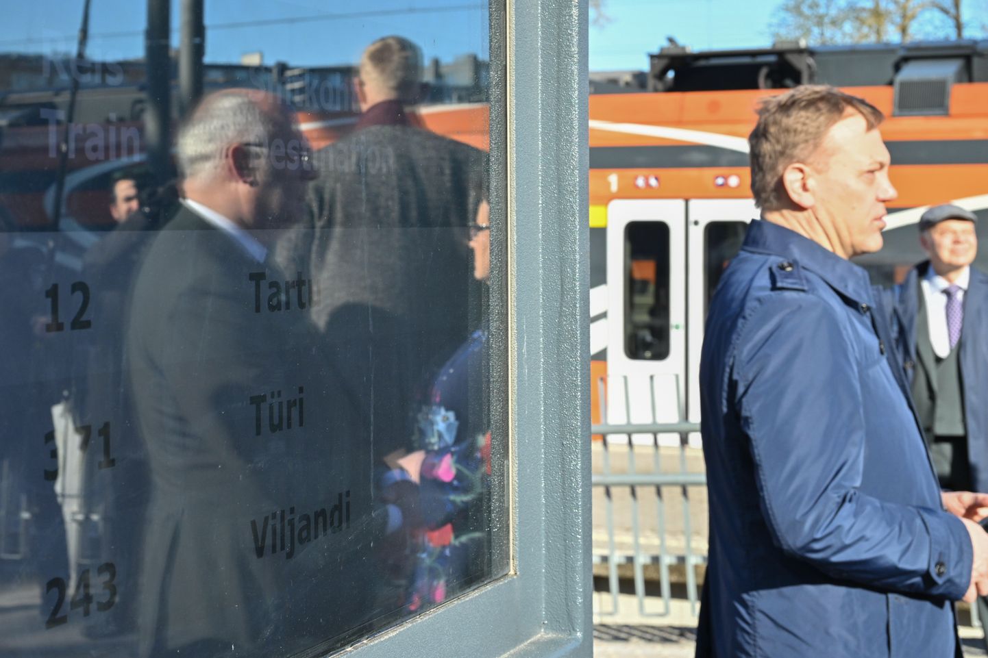 Rootsi kuningas Carl XVI Gustaf ja kuninganna Silvia alustasid koos president Alar Karise ja Sirje Karisega Tallinnast Balti jaamast rongiga sõitu Tartusse.