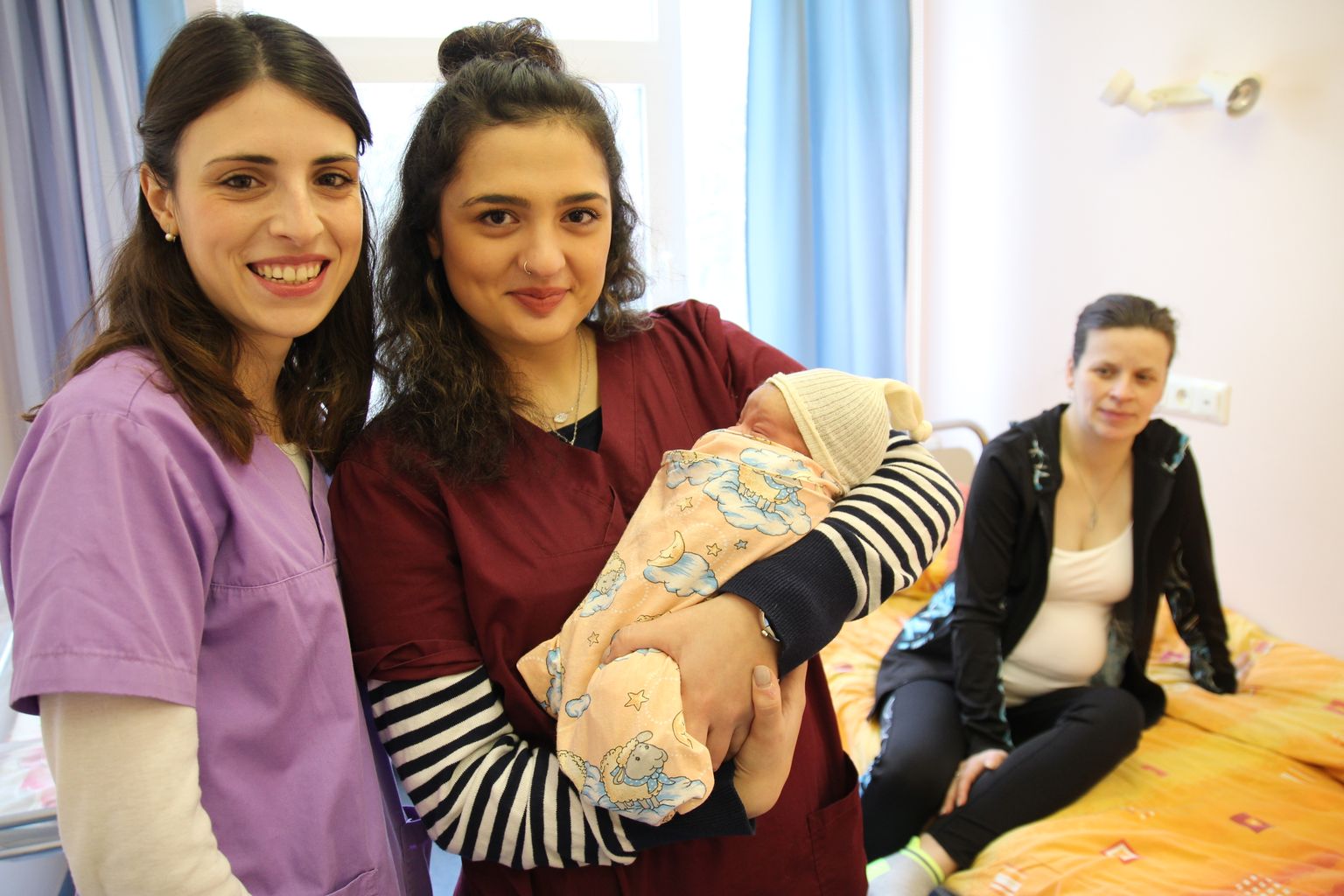 Kreeka Thessaloniki linna tudengineiud Antoniela ja Sotiria valisid oma kolm kuud kestva praktika kohaks Lõuna-Eesti haigla sünnitusosakonna.