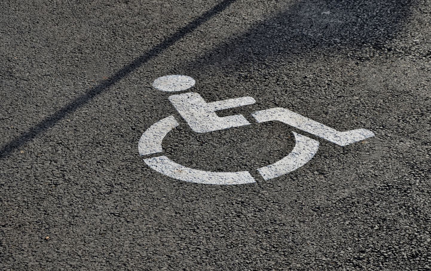 Cilvēkiem ar invaliditāti paredzēta autostāvvieta. Ilustratīvs attēls.