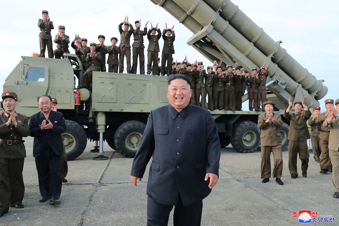 Põhja-Korea liider Kim Jong-un osales isiklikult uue "supersuure" raketiheitja katsetusel.