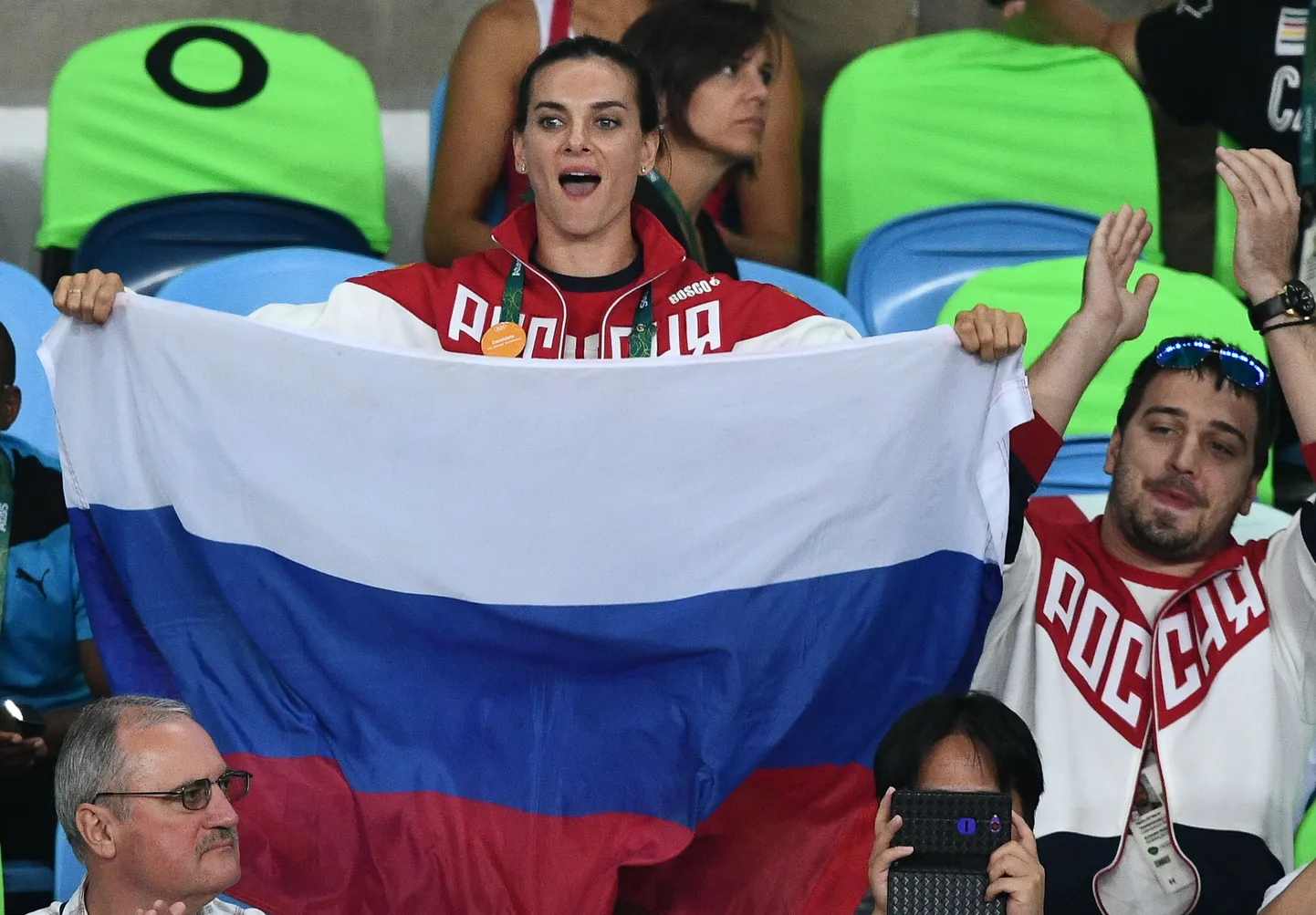 Елена Исинбаева с российским флагом.