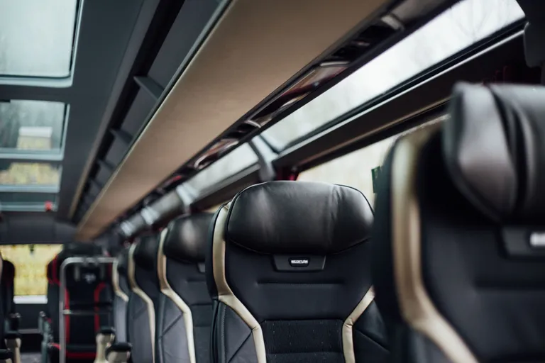 Uus buss seest.