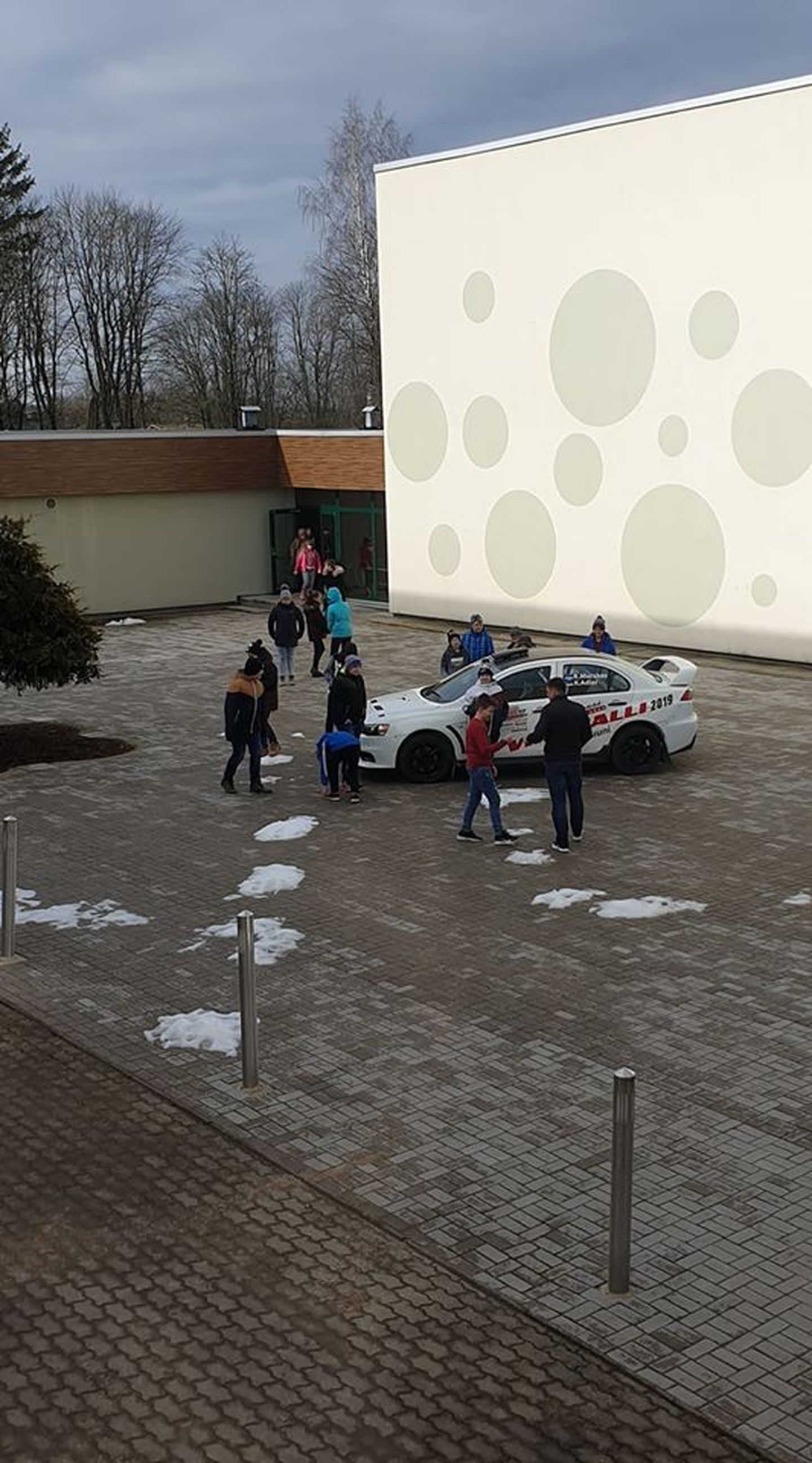 Rallipaar Roland Murakas ja Kalle Adler näitasid Koeru õpilastele oma võistlusautot.