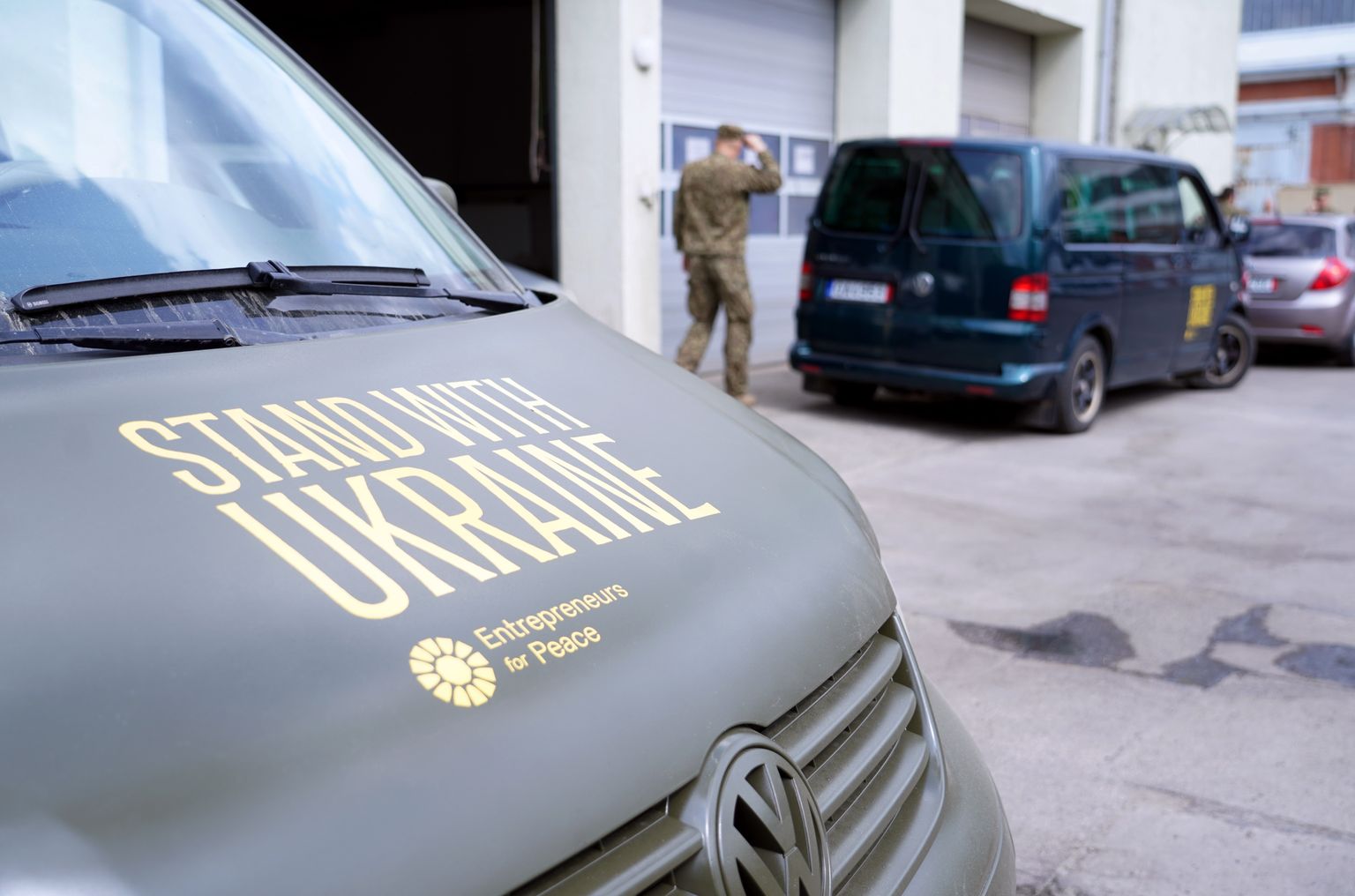 Fonda "Uzņēmēji mieram", Aizsardzības ministrijas un Valsts policijas ziedotie auto, kas tiks pavadīti konvojā uz Ukrainu.