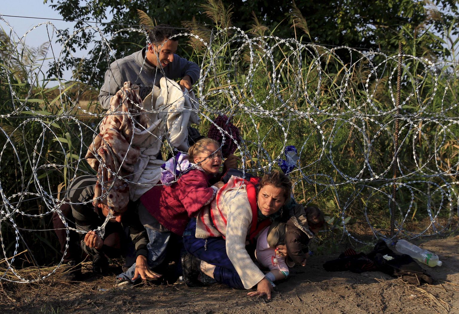Сирийские мигранты пытаются пересечь границу Сербско-Венгерскую границу.