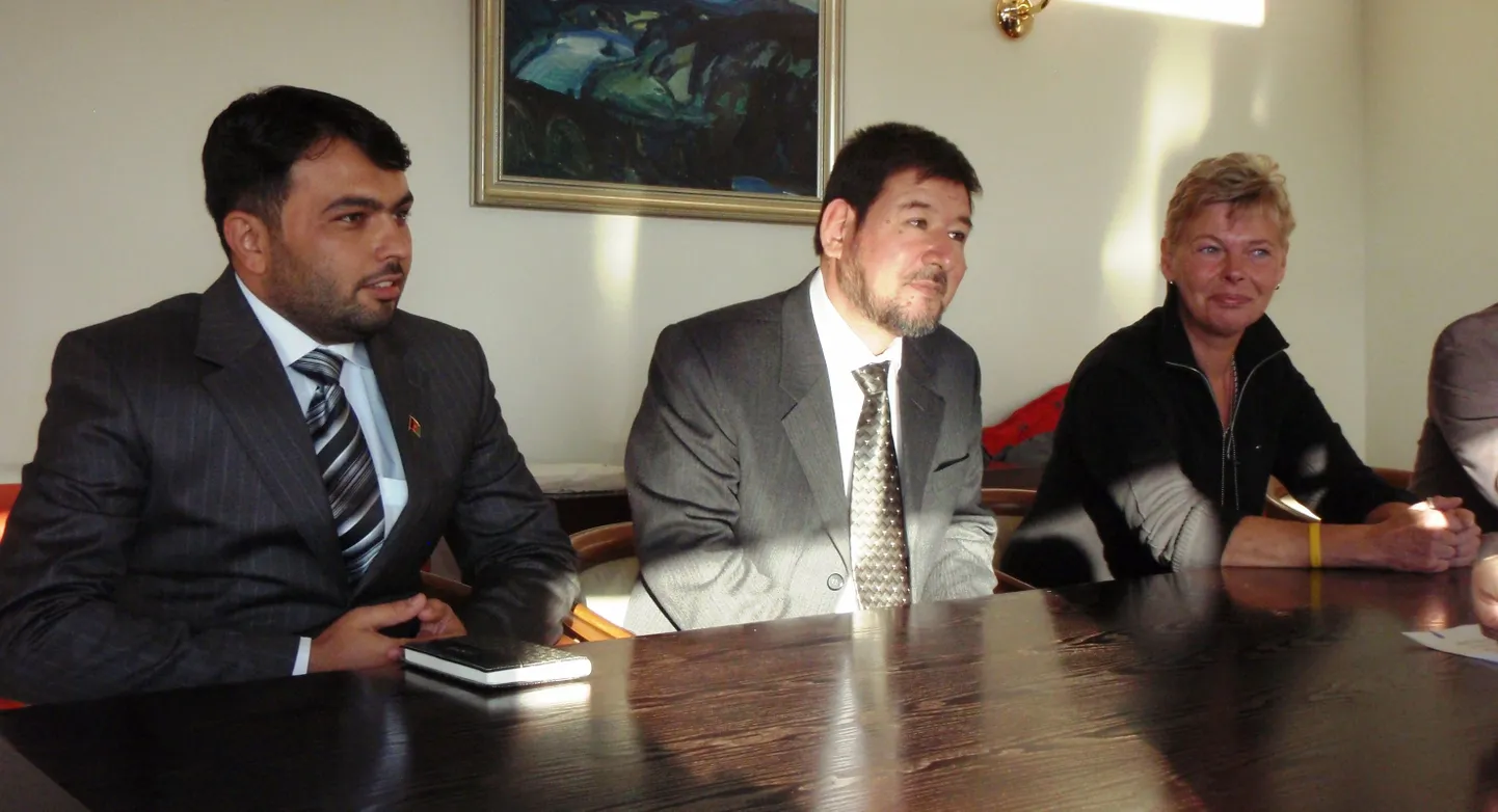 Helmandi kuberneri tervishoiunõunik Fahim Hedayatullah (vasakult), keskhaigla peaarst Haji Mir Hussain Haji Inayattullah ja Eesti meditsiiniekspert Anu Raisma.