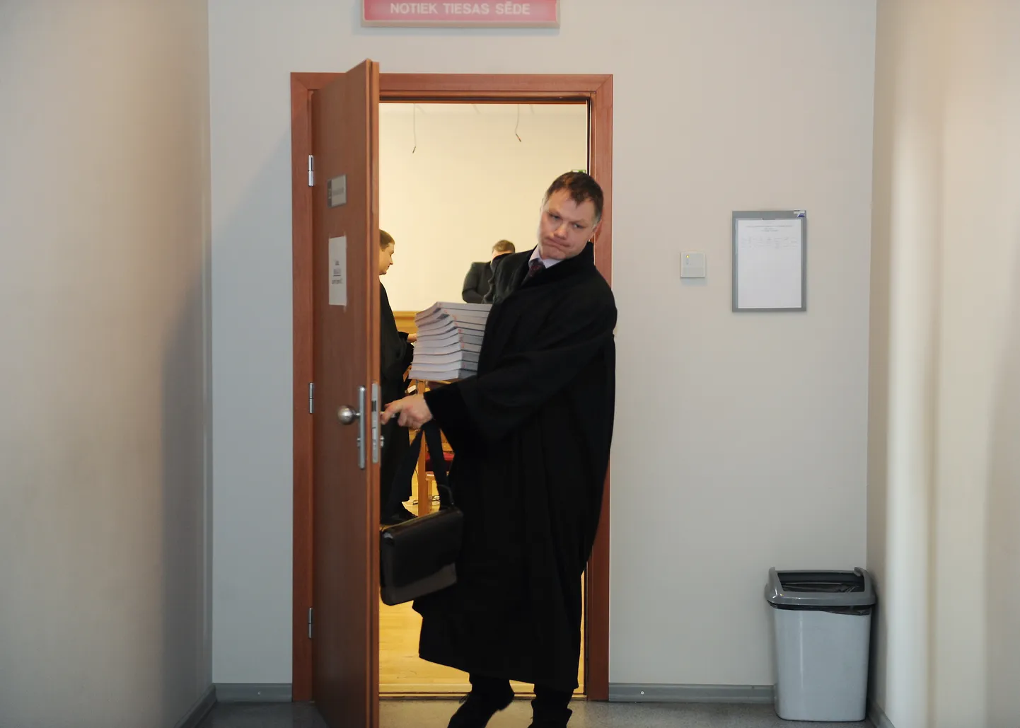 Prokurors Jānis Ilsteris pēc tiesas sēdes tā dēvētajā Ventspils mēra Aivara Lemberga krimināllietā Rīgas apgabaltiesā, kur uz liecības sniegšanu bija uzaicināts Šveices advokāts Rūdolfs Meroni.