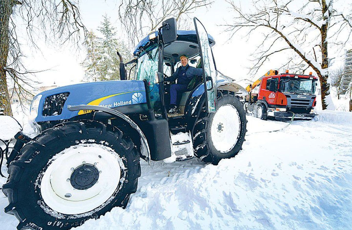 Вчера после обеда в поселке Ору в Харьюмаа Таави Лихт при помощи трактора вытащил из снега застрявший в придорожном сугробе грузовик.