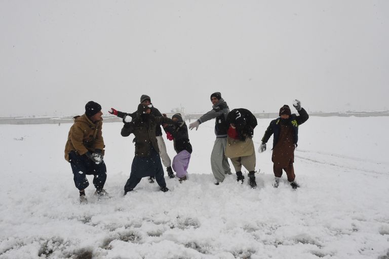 Noored mängivad Pakistanis Quettas lumesõda.