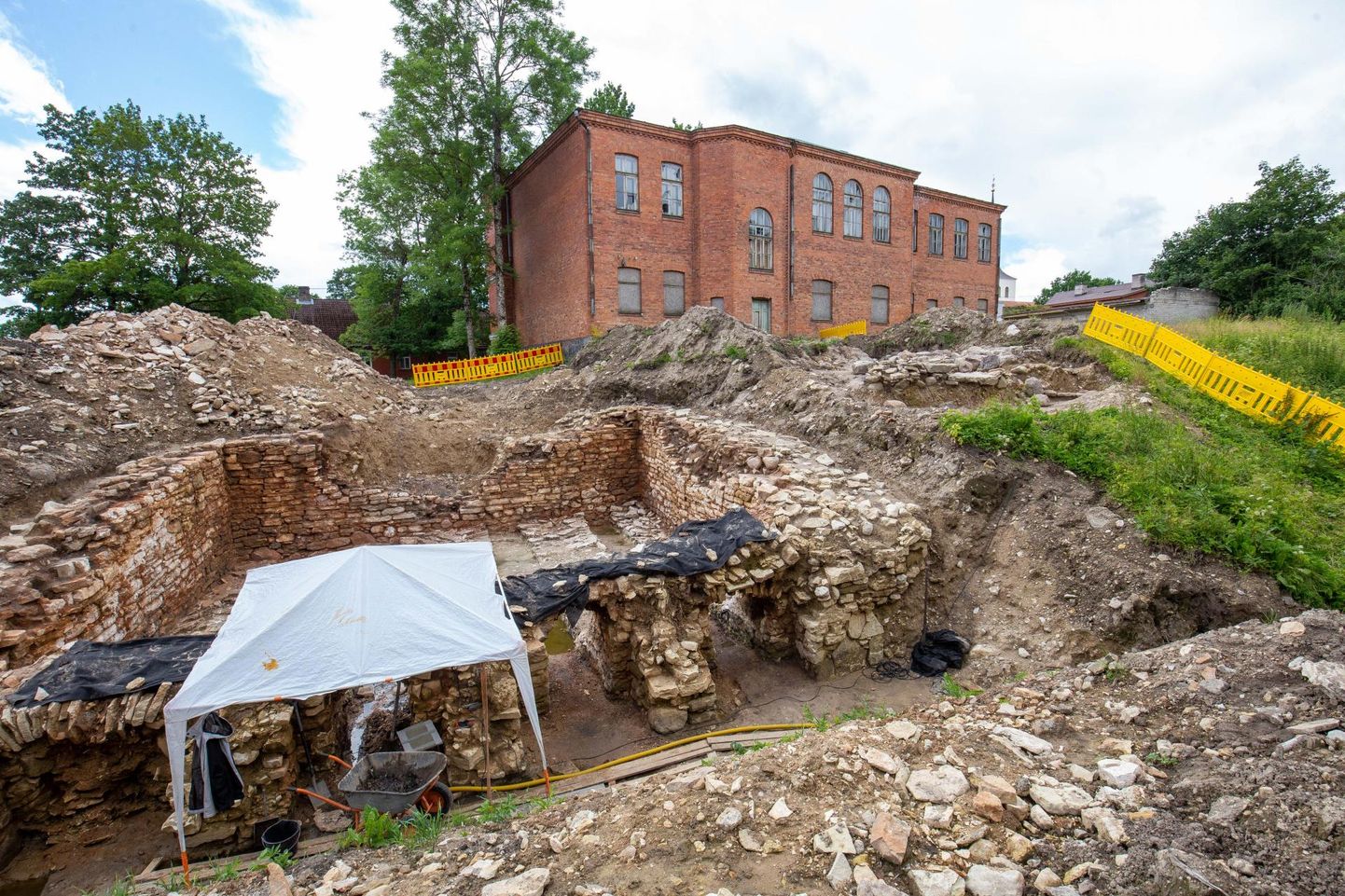 Tulevase koolimaja taga käivad veel arheloogilised kaevamised, kuid õige pea peaksid seal tegutsema kopad ja ehitusmehed.