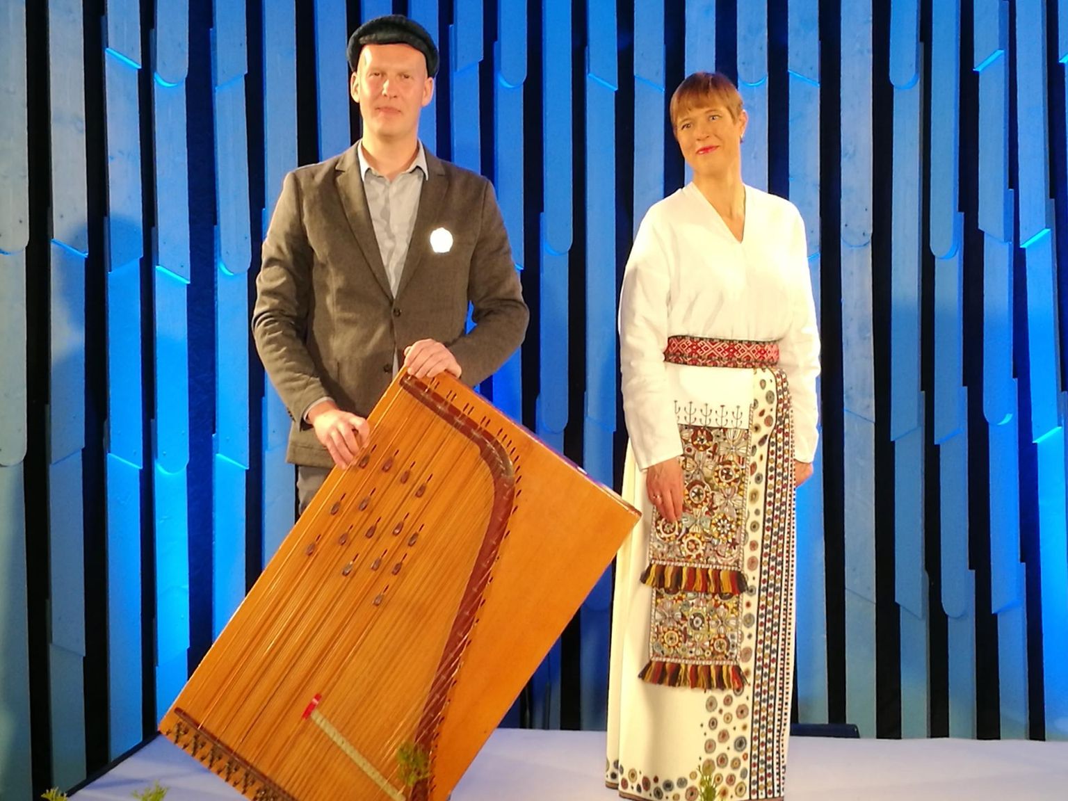 Vabariigi pillimees Martin Arak ja Eesti Vabariigi president Kersti Kaljulaid.
