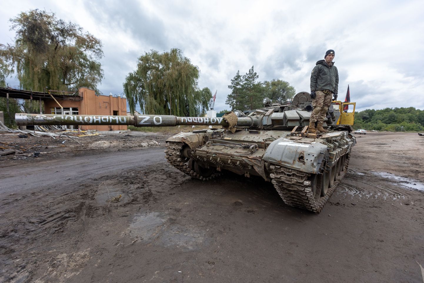 Находящийся в хорошем состоянии Танк Т-72, попавший в руки украинцев и оставленный российскими частями при бегстве.