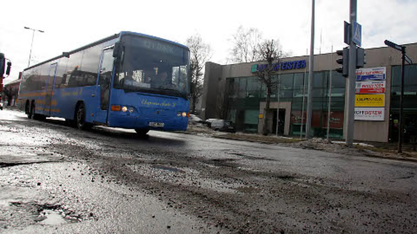Kuni käesoleva aasta lõpuni teenindavad Kohtla-Järve bussiliine firmad Ekspress Auto L ja Järve Bussipark. Kes sõitjaid uuest aastast vedama hakkab, on praegu täiesti ebaselge, nagu seegi, kas need liinid üldse alles jäävad.