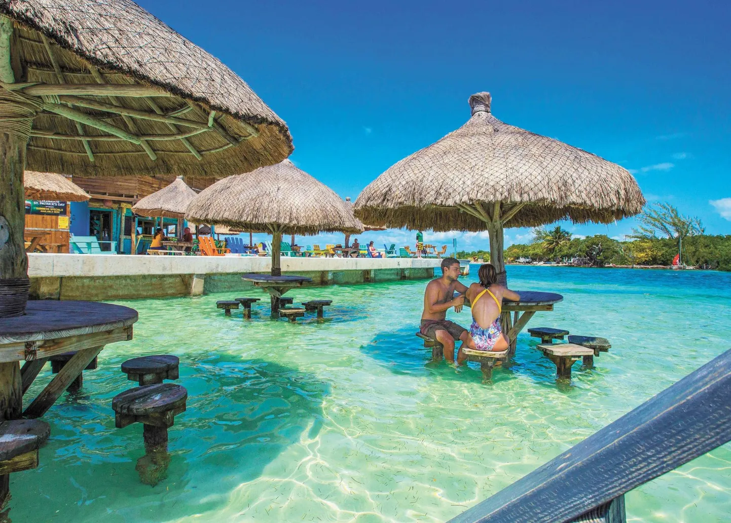 Rannabaar Cayo Caulkeri atollil Belize'i ranniku lähedal.