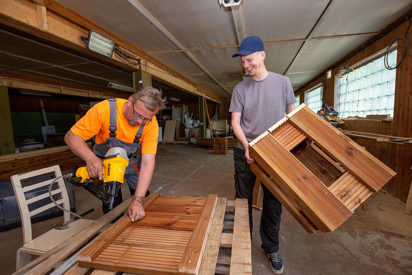 Tootmisjuht Kaspar Tammist ja Indrek Kuuse on kolme nädalaga valmis ehitanud uue mööbli.