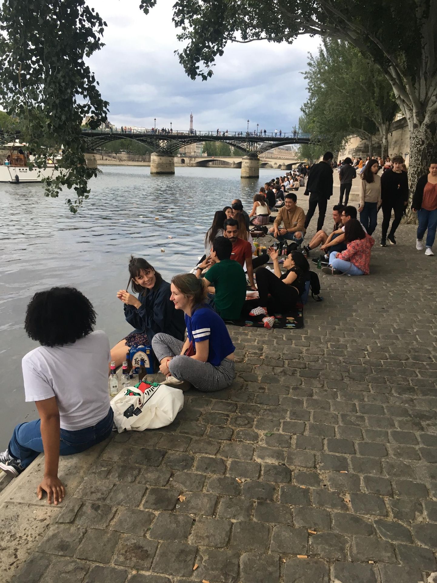 Pariisi melu koondub Seine’i äärde, kus inimesed istuvad külg külje kõrval ja joovad veini.