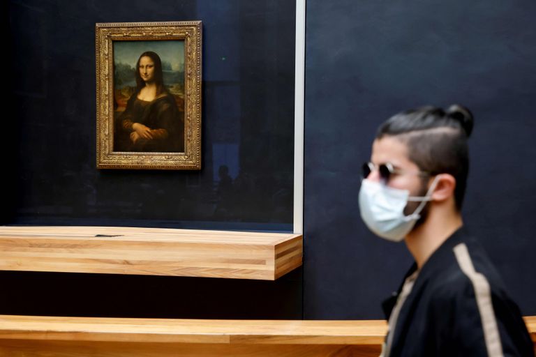 Maskis külastaja Louvre'is Leonardo da Vinci maali «Mona Lisa» juures