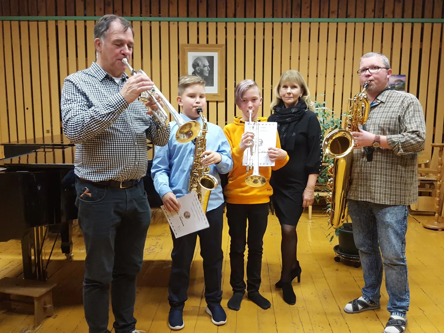 Õpetaja Bert Langeler (vasakult), õpilased Robin Pähklamäe ja Kristjan Mölder, kontsertmeister Jana Vagula ja õpetaja Anton Kogan